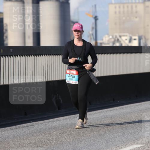 03.10.2025 - Köhlbrandbrückenlauf Lena Gebhardt http://msf.ph/oto/9117360 03.10.2025 10:22:44 Position 2 2367 meine-sportfotos.de