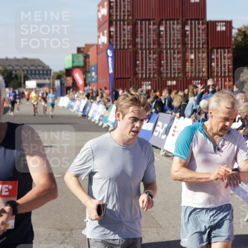 03.10.2025 - Köhlbrandbrückenlauf Jannik Wohlers http://msf.ph/oto/9117362 03.10.2025 13:03:04 Ziel 4095, 4137, 4203, 4279, 4294, 4747, 6655, 6770 meine-sportfotos.de