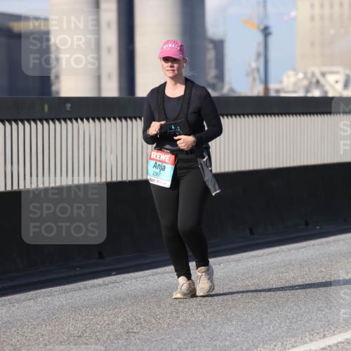 03.10.2025 - Köhlbrandbrückenlauf Lena Gebhardt http://msf.ph/oto/9117371 03.10.2025 10:22:44 Position 2 2367 meine-sportfotos.de