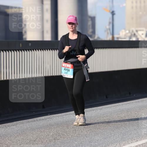 03.10.2025 - Köhlbrandbrückenlauf Lena Gebhardt http://msf.ph/oto/9117379 03.10.2025 10:22:44 Position 2 2367 meine-sportfotos.de