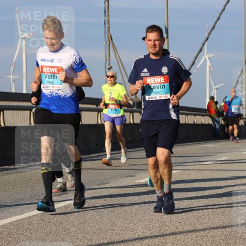 03.10.2025 - Köhlbrandbrückenlauf Strokosch-Dieckow http://msf.ph/oto/9117411 03.10.2025 09:51:01 Position 2 3048, 3049, 3047 meine-sportfotos.de