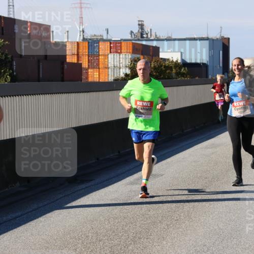 03.10.2025 - Köhlbrandbrückenlauf Strokosch-Dieckow http://msf.ph/oto/9117414 03.10.2025 12:52:52 Position 3 93, 6467, 4195 meine-sportfotos.de