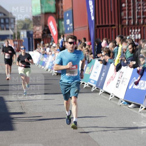 03.10.2025 - Köhlbrandbrückenlauf Jannik Wohlers http://msf.ph/oto/9117425 03.10.2025 13:03:11 Ziel 4085, 4208, 4294, 4856, 5048, 6279, 6612, 6655, 6722, 6770, 6784 meine-sportfotos.de