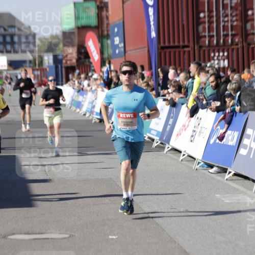 03.10.2025 - Köhlbrandbrückenlauf Jannik Wohlers http://msf.ph/oto/9117461 03.10.2025 13:03:11 Ziel 4085, 4208, 4294, 4856, 5048, 6279, 6612, 6655, 6722, 6770, 6784 meine-sportfotos.de