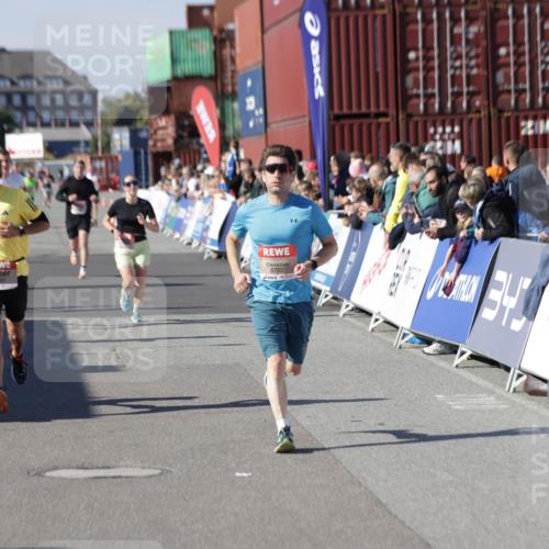 03.10.2025 - Köhlbrandbrückenlauf Jannik Wohlers http://msf.ph/oto/9117476 03.10.2025 13:03:11 Ziel 4085, 4208, 4294, 4856, 5048, 6279, 6612, 6655, 6722, 6770, 6784 meine-sportfotos.de