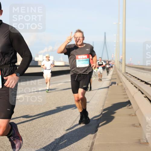 03.10.2025 - Köhlbrandbrückenlauf Lena Gebhardt http://msf.ph/oto/9117478 03.10.2025 09:44:28 Position 2 5203, 2709, 1077 meine-sportfotos.de