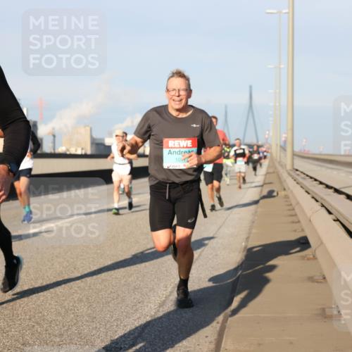 03.10.2025 - Köhlbrandbrückenlauf Lena Gebhardt http://msf.ph/oto/9117508 03.10.2025 09:44:28 Position 2 10 meine-sportfotos.de