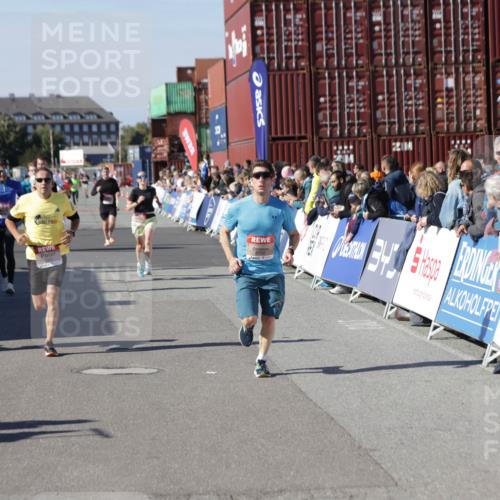 03.10.2025 - Köhlbrandbrückenlauf Jannik Wohlers http://msf.ph/oto/9117524 03.10.2025 13:03:12 Ziel 4085, 4208, 4856, 5048, 6279, 6612, 6655, 6722, 6784 meine-sportfotos.de
