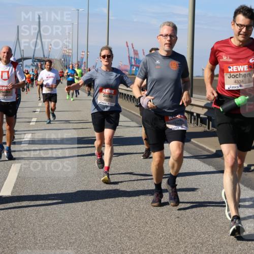 03.10.2025 - Köhlbrandbrückenlauf Strokosch-Dieckow http://msf.ph/oto/9117540 03.10.2025 12:53:01 Position 3 5243, 4417, 6822, 4334 meine-sportfotos.de