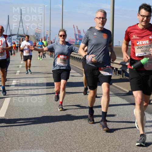 03.10.2025 - Köhlbrandbrückenlauf Strokosch-Dieckow http://msf.ph/oto/9117541 03.10.2025 12:53:01 Position 3 5243, 4417, 4334 meine-sportfotos.de