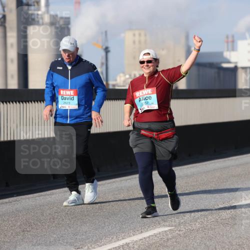 03.10.2025 - Köhlbrandbrückenlauf Lena Gebhardt http://msf.ph/oto/9117582 03.10.2025 10:23:09 Position 2 2623, 2357 meine-sportfotos.de