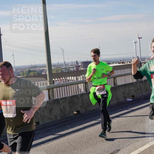 03.10.2025 - Köhlbrandbrückenlauf Michael Burmester http://msf.ph/oto/9117605 03.10.2025 12:59:07 Position 2 6759, 6360, 5587 meine-sportfotos.de