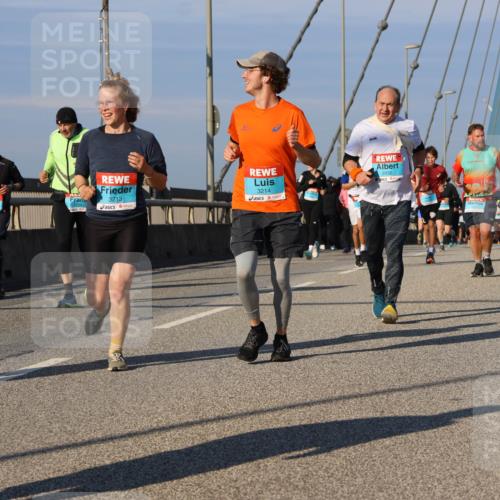 03.10.2025 - Köhlbrandbrückenlauf Strokosch-Dieckow http://msf.ph/oto/9117611 03.10.2025 09:51:18 Position 2 3213, 3214, 2056 meine-sportfotos.de