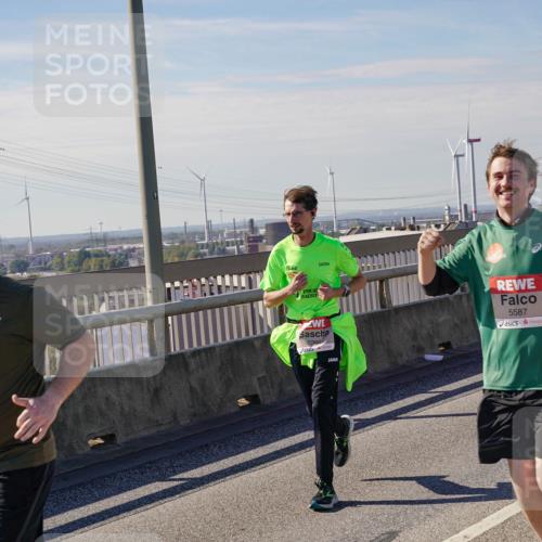 03.10.2025 - Köhlbrandbrückenlauf Michael Burmester http://msf.ph/oto/9117613 03.10.2025 12:59:07 Position 2 6360, 6759, 5587 meine-sportfotos.de