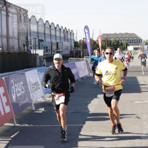 03.10.2025 - Köhlbrandbrückenlauf Jannik Wohlers http://msf.ph/oto/9117625 03.10.2025 13:03:13 Ziel 4085, 4208, 4856, 5048, 6279, 6612, 6722, 6784 meine-sportfotos.de