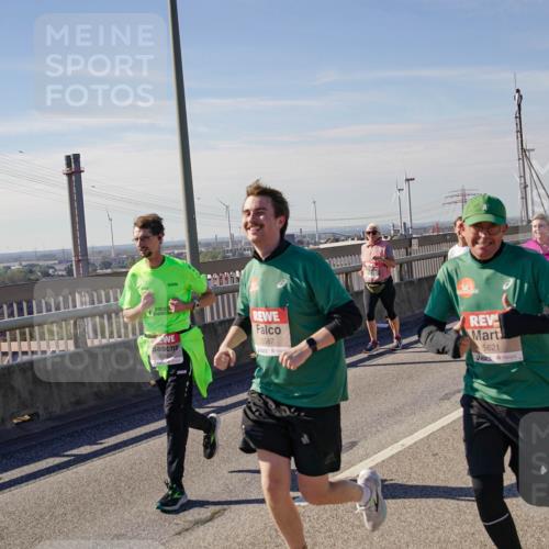 03.10.2025 - Köhlbrandbrückenlauf Michael Burmester http://msf.ph/oto/9117646 03.10.2025 12:59:08 Position 2 5587, 5621 meine-sportfotos.de