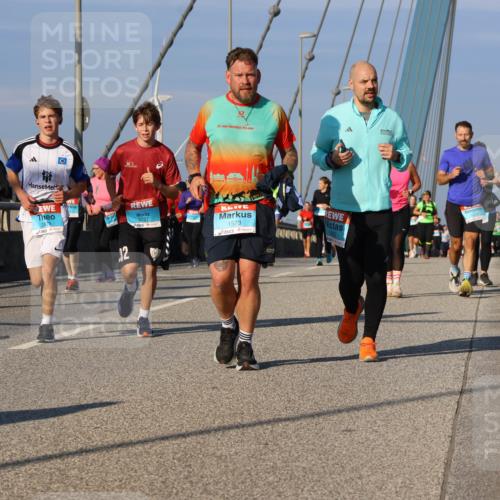 03.10.2025 - Köhlbrandbrückenlauf Strokosch-Dieckow http://msf.ph/oto/9117662 03.10.2025 09:51:23 Position 2 32, 3727, 20, 1573 meine-sportfotos.de