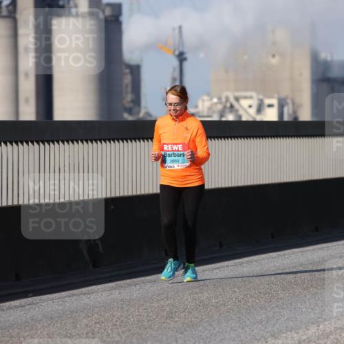 03.10.2025 - Köhlbrandbrückenlauf Lena Gebhardt http://msf.ph/oto/9117716 03.10.2025 10:23:57 Position 2 2669 meine-sportfotos.de