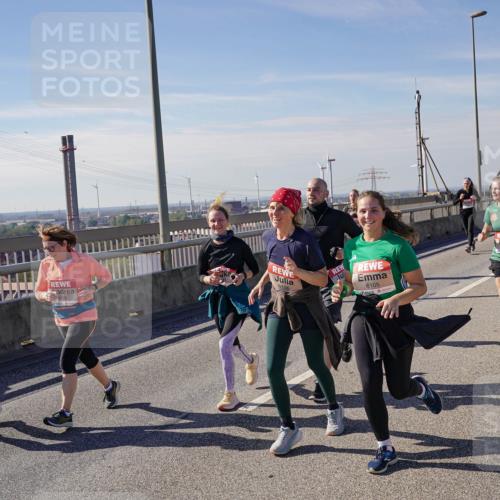 03.10.2025 - Köhlbrandbrückenlauf Michael Burmester http://msf.ph/oto/9117799 03.10.2025 12:59:14 Position 2 4801, 6106, 6105 meine-sportfotos.de