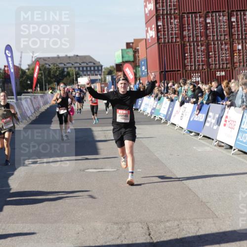 03.10.2025 - Köhlbrandbrückenlauf Jannik Wohlers http://msf.ph/oto/9117847 03.10.2025 13:03:19 Ziel 4085, 4208, 4225, 4268, 4283, 4856, 5048, 5063, 6279, 6612, 6722, 6784 meine-sportfotos.de