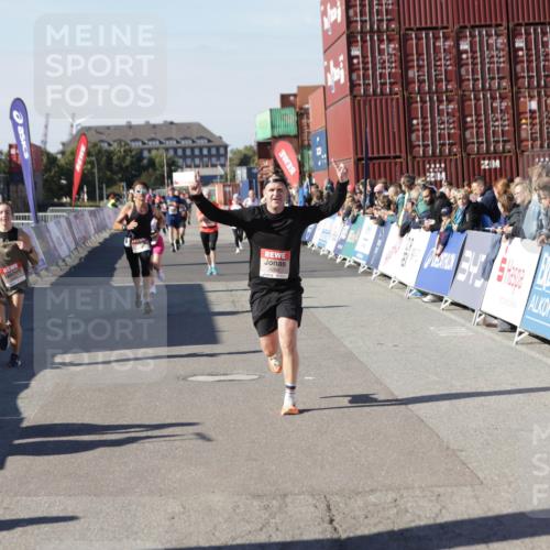 03.10.2025 - Köhlbrandbrückenlauf Jannik Wohlers http://msf.ph/oto/9117852 03.10.2025 13:03:19 Ziel 4085, 4208, 4225, 4268, 4283, 4856, 5048, 5063, 6279, 6612, 6722, 6784 meine-sportfotos.de