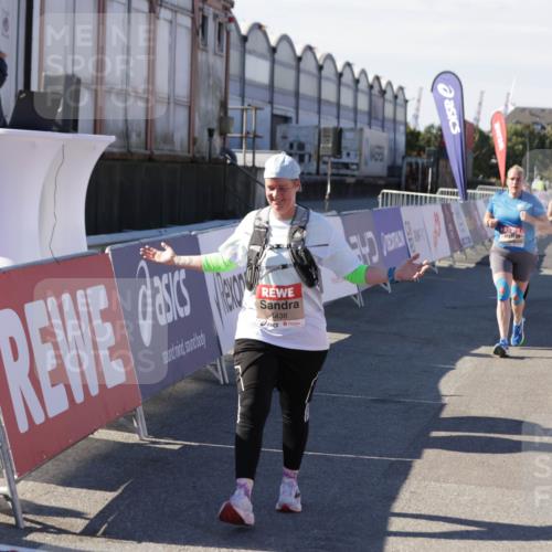 03.10.2025 - Köhlbrandbrückenlauf Jannik Wohlers http://msf.ph/oto/9117868 03.10.2025 13:34:07 Ziel 4438, 4919, 4970, 5036, 5300, 5593, 6095, 6246, 6420, 6421, 6574 meine-sportfotos.de