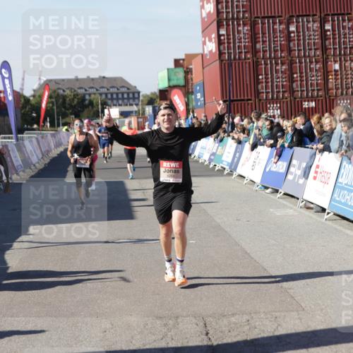 03.10.2025 - Köhlbrandbrückenlauf Jannik Wohlers http://msf.ph/oto/9117922 03.10.2025 13:03:20 Ziel 4085, 4208, 4225, 4268, 4283, 4856, 5048, 5063, 6279, 6612, 6632, 6722, 6784 meine-sportfotos.de