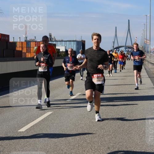 03.10.2025 - Köhlbrandbrückenlauf Strokosch-Dieckow http://msf.ph/oto/9117939 03.10.2025 12:53:45 Position 3 5705, 4718, 4505 meine-sportfotos.de