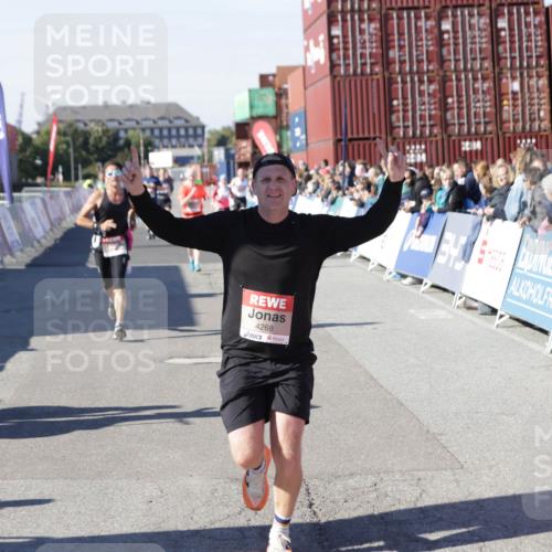 03.10.2025 - Köhlbrandbrückenlauf Jannik Wohlers http://msf.ph/oto/9117947 03.10.2025 13:03:21 Ziel 4085, 4208, 4225, 4268, 4283, 4856, 5048, 5063, 6279, 6612, 6632, 6722, 6784 meine-sportfotos.de