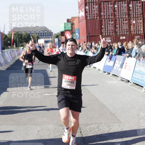 03.10.2025 - Köhlbrandbrückenlauf Jannik Wohlers http://msf.ph/oto/9117955 03.10.2025 13:03:21 Ziel 4085, 4208, 4225, 4268, 4283, 4856, 5048, 5063, 6279, 6612, 6632, 6722, 6784 meine-sportfotos.de
