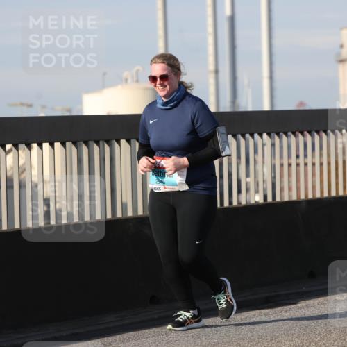 03.10.2025 - Köhlbrandbrückenlauf Lena Gebhardt http://msf.ph/oto/9117971 03.10.2025 10:24:26 Position 2 7383 meine-sportfotos.de