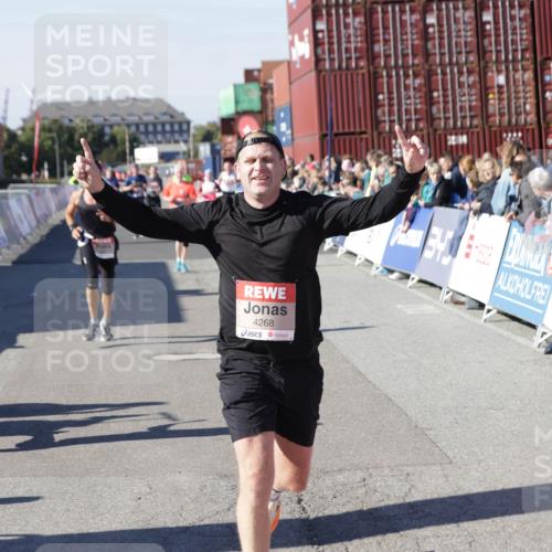 03.10.2025 - Köhlbrandbrückenlauf Jannik Wohlers http://msf.ph/oto/9117981 03.10.2025 13:03:21 Ziel 4085, 4208, 4225, 4268, 4283, 4856, 5048, 5063, 6279, 6612, 6632, 6722, 6784 meine-sportfotos.de