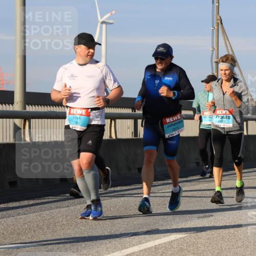 03.10.2025 - Köhlbrandbrückenlauf Strokosch-Dieckow http://msf.ph/oto/9117994 03.10.2025 09:51:56 Position 2 385, 2974, 1794, 2423, 2422 meine-sportfotos.de