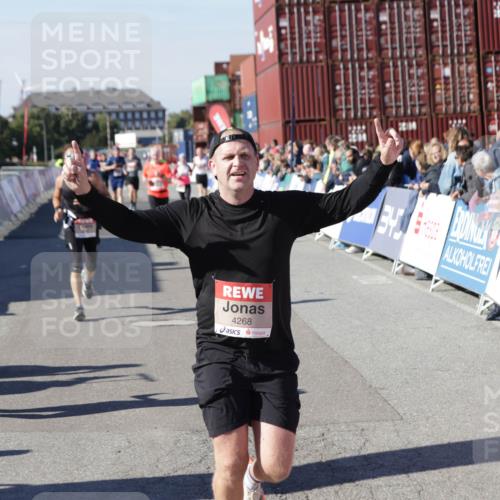 03.10.2025 - Köhlbrandbrückenlauf Jannik Wohlers http://msf.ph/oto/9117995 03.10.2025 13:03:21 Ziel 4085, 4208, 4225, 4268, 4283, 4856, 5048, 5063, 6279, 6612, 6632, 6722, 6784 meine-sportfotos.de