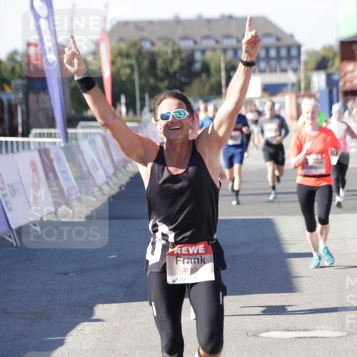 03.10.2025 - Köhlbrandbrückenlauf Jannik Wohlers http://msf.ph/oto/9118057 03.10.2025 13:03:23 Ziel 4085, 4208, 4225, 4268, 4283, 4300, 4454, 4856, 5048, 5063, 6207, 6279, 6612, 6632, 6722, 6784 meine-sportfotos.de