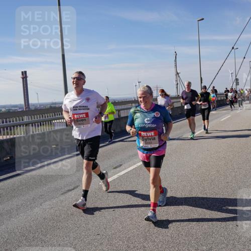 03.10.2025 - Köhlbrandbrückenlauf Michael Burmester http://msf.ph/oto/9118067 03.10.2025 12:59:26 Position 2 6242, 6243 meine-sportfotos.de