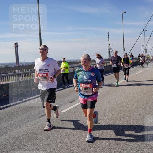 03.10.2025 - Köhlbrandbrückenlauf Michael Burmester http://msf.ph/oto/9118077 03.10.2025 12:59:26 Position 2 6242, 6243 meine-sportfotos.de