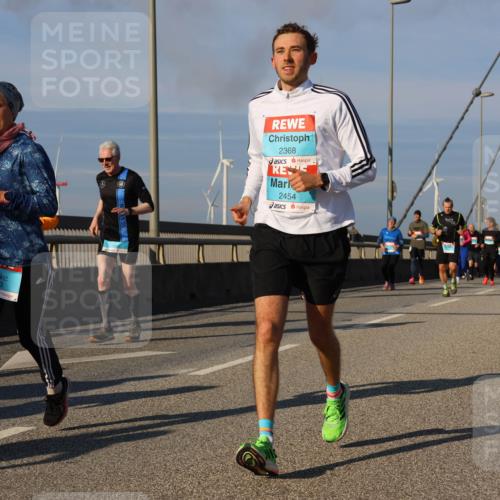 03.10.2025 - Köhlbrandbrückenlauf Strokosch-Dieckow http://msf.ph/oto/9118220 03.10.2025 09:52:19 Position 2 3823, 2368, 2454 meine-sportfotos.de