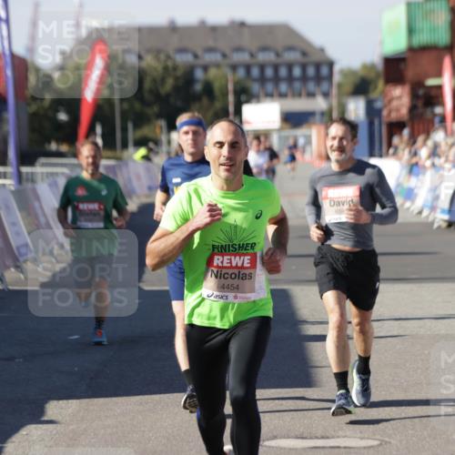 03.10.2025 - Köhlbrandbrückenlauf Jannik Wohlers http://msf.ph/oto/9118387 03.10.2025 13:03:28 Ziel 4214, 4225, 4252, 4268, 4283, 4300, 4454, 4507, 5063, 5707, 6194, 6207, 6632 meine-sportfotos.de