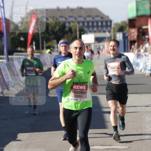 03.10.2025 - Köhlbrandbrückenlauf Jannik Wohlers http://msf.ph/oto/9118390 03.10.2025 13:03:28 Ziel 4214, 4225, 4252, 4268, 4283, 4300, 4454, 4507, 5063, 5707, 6194, 6207, 6632 meine-sportfotos.de
