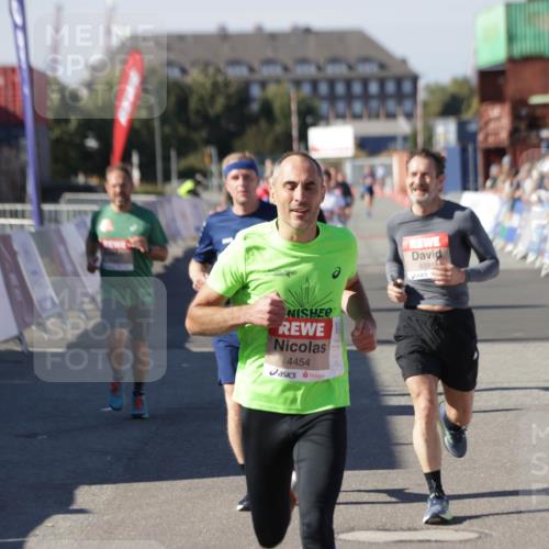 03.10.2025 - Köhlbrandbrückenlauf Jannik Wohlers http://msf.ph/oto/9118394 03.10.2025 13:03:28 Ziel 4214, 4225, 4252, 4268, 4283, 4300, 4454, 4507, 5063, 5707, 6194, 6207, 6632 meine-sportfotos.de