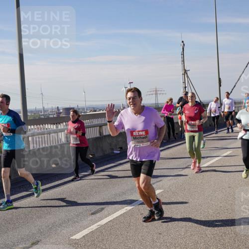 03.10.2025 - Köhlbrandbrückenlauf Michael Burmester http://msf.ph/oto/9118397 03.10.2025 12:59:42 Position 2 5174 meine-sportfotos.de