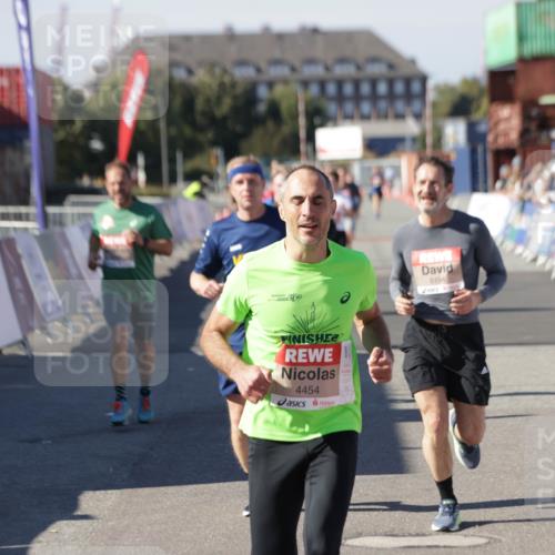 03.10.2025 - Köhlbrandbrückenlauf Jannik Wohlers http://msf.ph/oto/9118398 03.10.2025 13:03:28 Ziel 4214, 4225, 4252, 4268, 4283, 4300, 4454, 4507, 5063, 5707, 6194, 6207, 6632 meine-sportfotos.de