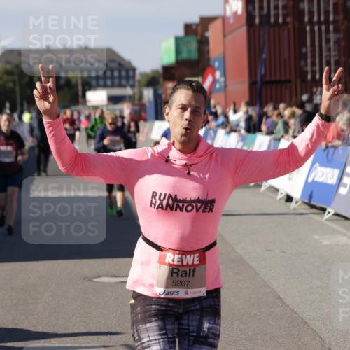03.10.2025 - Köhlbrandbrückenlauf Jannik Wohlers http://msf.ph/oto/9118415 03.10.2025 13:34:20 Ziel 4674, 5207, 5221, 5437, 5593, 5693, 5695, 6574 meine-sportfotos.de