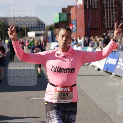 03.10.2025 - Köhlbrandbrückenlauf Jannik Wohlers http://msf.ph/oto/9118418 03.10.2025 13:34:20 Ziel 4674, 5207, 5221, 5437, 5593, 5693, 5695, 6574 meine-sportfotos.de