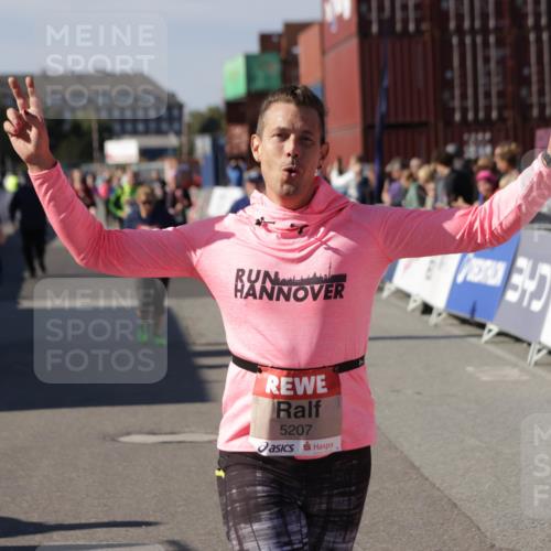 03.10.2025 - Köhlbrandbrückenlauf Jannik Wohlers http://msf.ph/oto/9118431 03.10.2025 13:34:20 Ziel 4674, 5207, 5221, 5437, 5593, 5693, 5695, 6574 meine-sportfotos.de