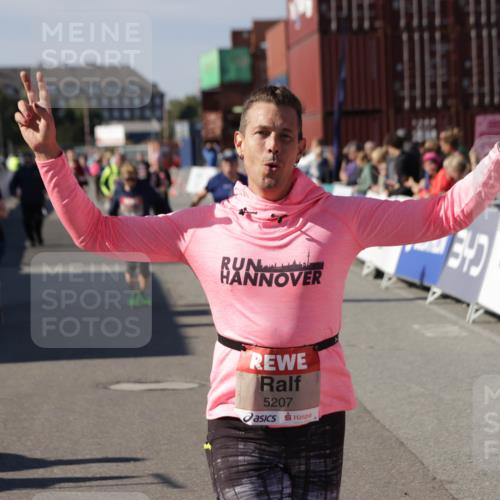 03.10.2025 - Köhlbrandbrückenlauf Jannik Wohlers http://msf.ph/oto/9118435 03.10.2025 13:34:20 Ziel 4674, 5207, 5221, 5437, 5593, 5693, 5695, 6574 meine-sportfotos.de