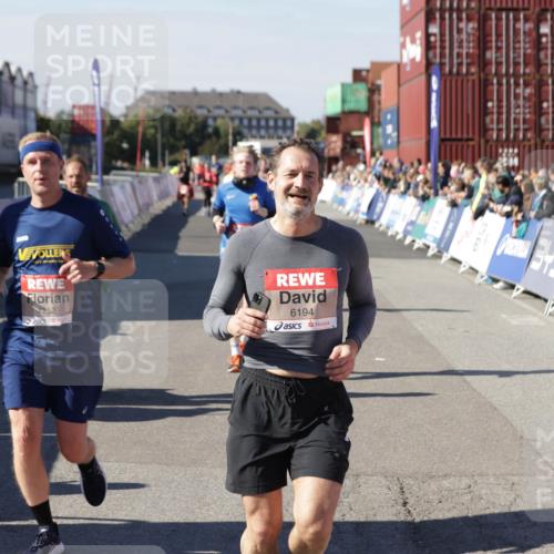 03.10.2025 - Köhlbrandbrückenlauf Jannik Wohlers http://msf.ph/oto/9118437 03.10.2025 13:03:31 Ziel 4214, 4225, 4252, 4283, 4300, 4454, 4507, 5063, 5707, 6194, 6207, 6632 meine-sportfotos.de