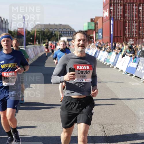 03.10.2025 - Köhlbrandbrückenlauf Jannik Wohlers http://msf.ph/oto/9118445 03.10.2025 13:03:31 Ziel 4214, 4225, 4252, 4283, 4300, 4454, 4507, 5063, 5707, 6194, 6207, 6632 meine-sportfotos.de