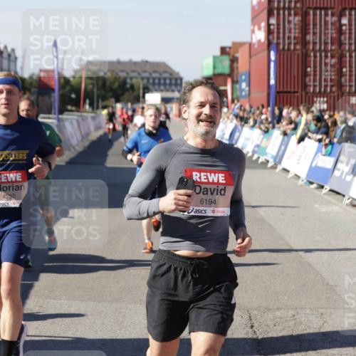03.10.2025 - Köhlbrandbrückenlauf Jannik Wohlers http://msf.ph/oto/9118455 03.10.2025 13:03:31 Ziel 4214, 4225, 4252, 4283, 4300, 4454, 4507, 5063, 5707, 6194, 6207, 6632 meine-sportfotos.de